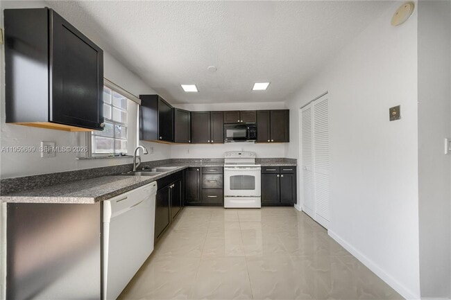 Building Photo - 6110 SW 129th Pl