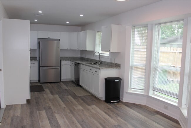 Building Photo - 1802 Sleepy Creek Way