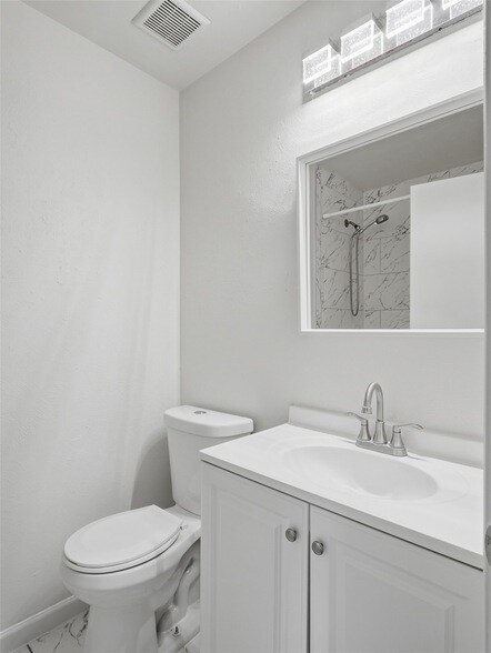 Building Photo - 2121 Canton Dr