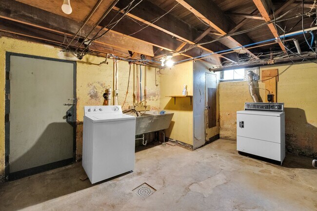 Building Photo - 1466 Main St