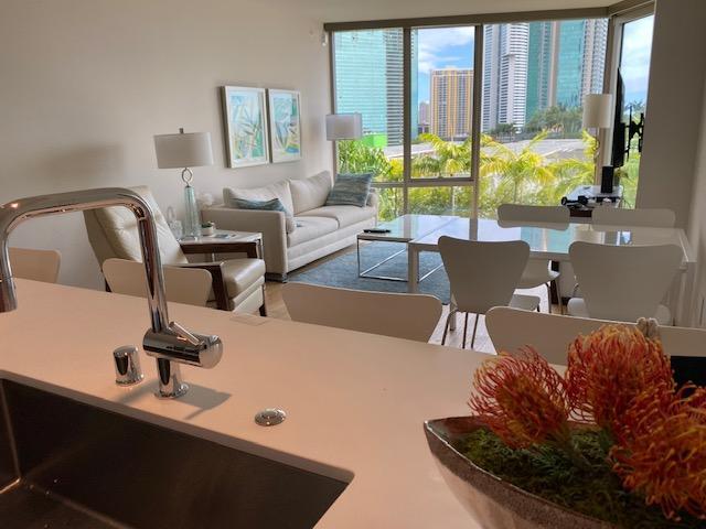 Building Photo - 1001 Queen St