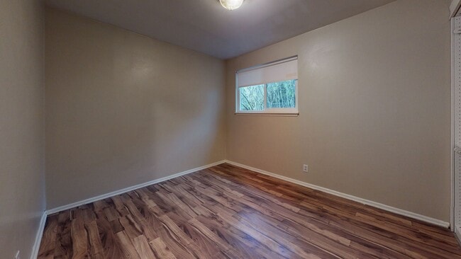 Building Photo - Large Bremerton Duplex Unit Available for ...