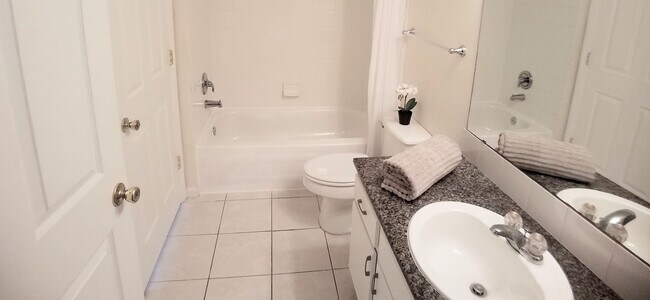 Building Photo - Beautiful 1/1 Wood Floors Condo at The Cre...
