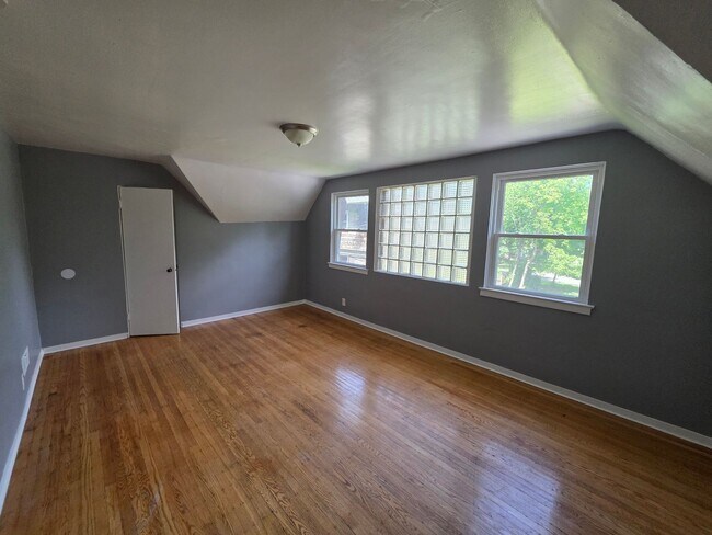 Building Photo - Large Single Family House Available Now 3 to 4 Beds 1.5 Bath over 2000 SQ FT
