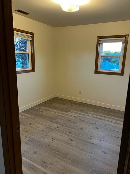 Building Photo - 425 King Olav Ln
