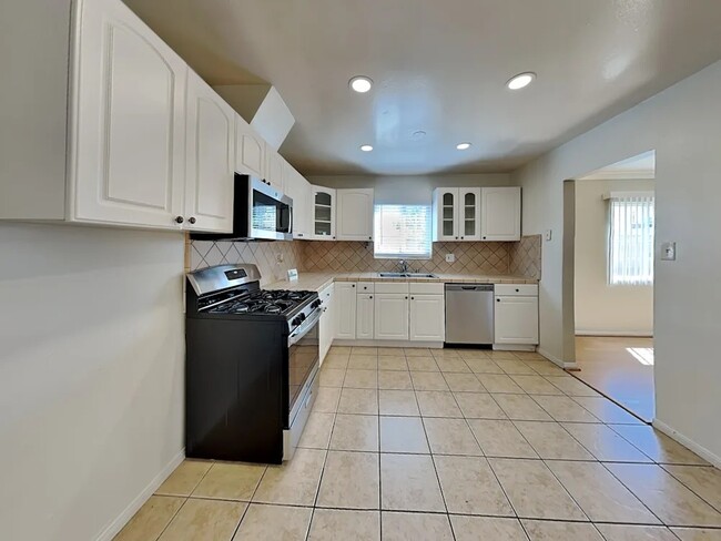 Building Photo - 7714 Lasaine Ave