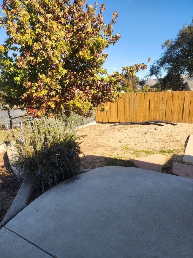 Building Photo - Adorable Retro Chic Home