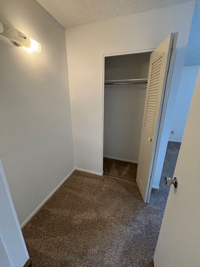 Building Photo - Updated 2 bd/3ba Townhome in Lakewood