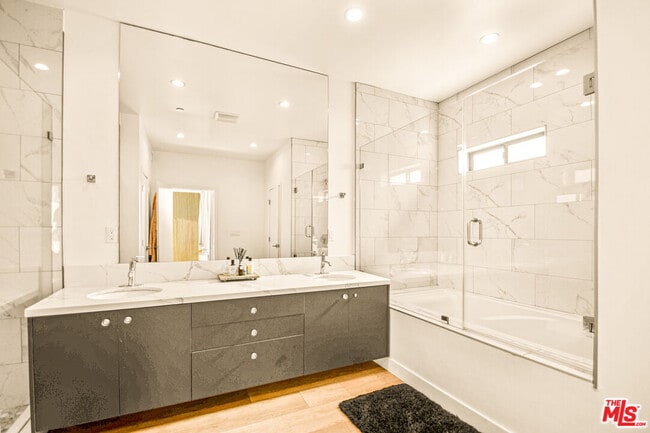 Building Photo - 535 N Formosa Ave