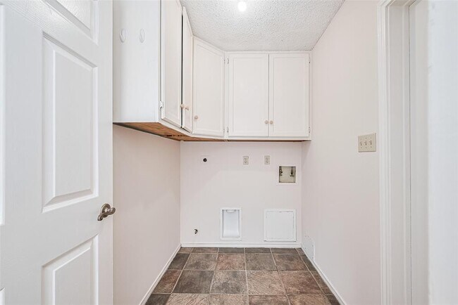 Building Photo - 2502 Knollbrook Ln