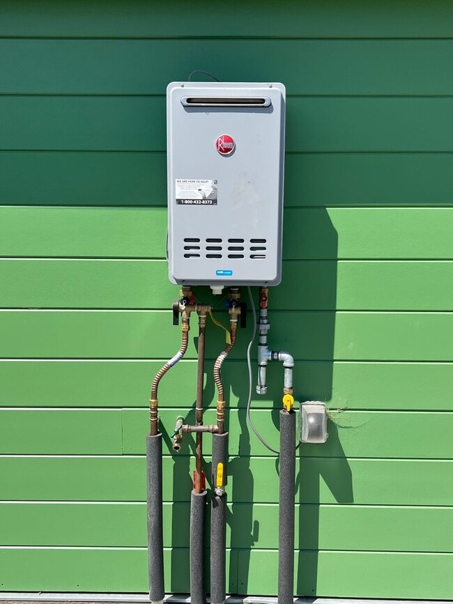 Building Photo - East Eureka! Top to bottom remodel, 2/1 house w/ garage