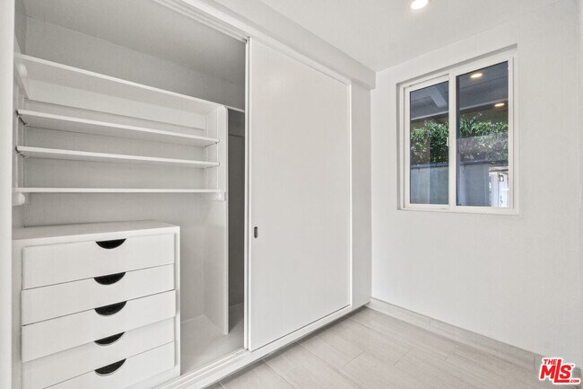 Building Photo - 1060 Palisair Pl