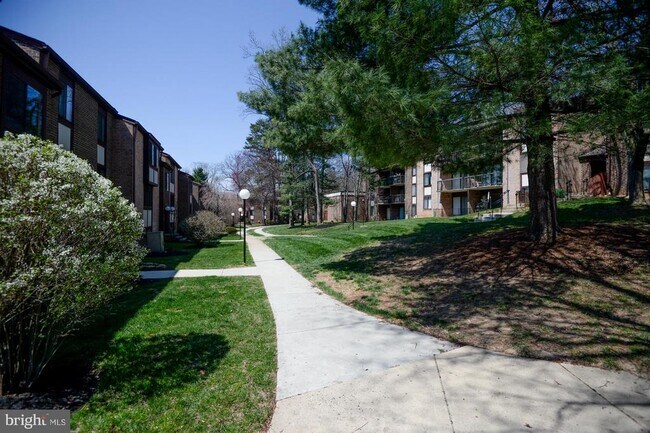 Building Photo - 9735 Kings Crown Ct