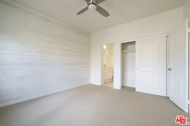 Building Photo - 73 City Stroll