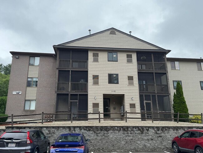 Building Photo - 2 Bedroom Condo for Rent - Tyngsboro