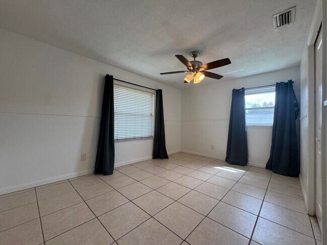 Building Photo - 3/2 Pool Home in Deltona Lakes