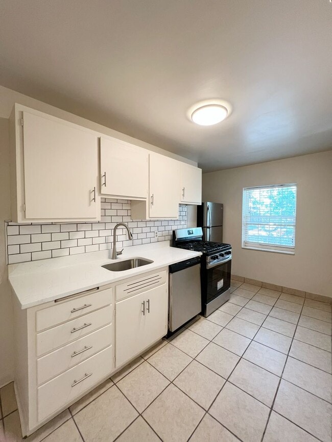 Building Photo - Charming Updated Apartment with Private Ba...