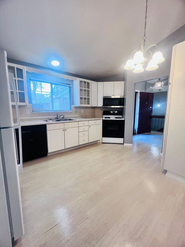 Building Photo - Perfect Nestled Condo Call Now!