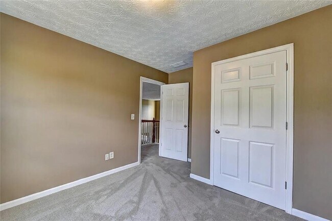 Building Photo - 670 Roxford Ln NE