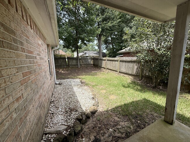 Building Photo - 105 Willow Brook Dr