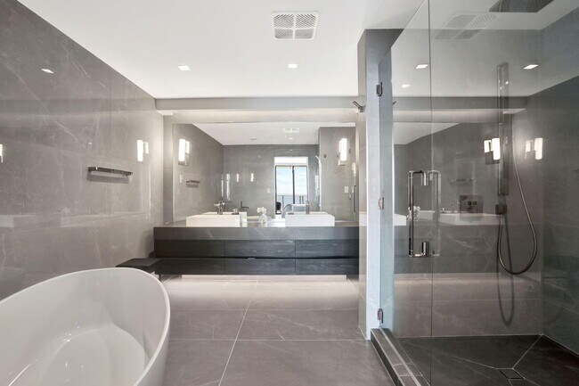 Building Photo - 1116 N Ocean Blvd