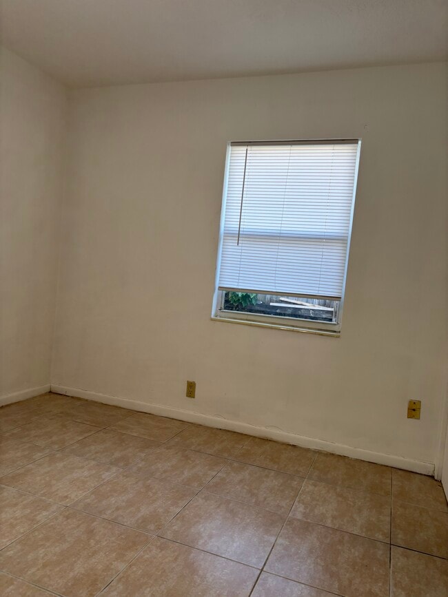 Building Photo - 3519 W Rogers Ave