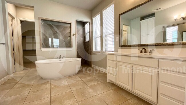 Building Photo - 7005 Golf Club Dr