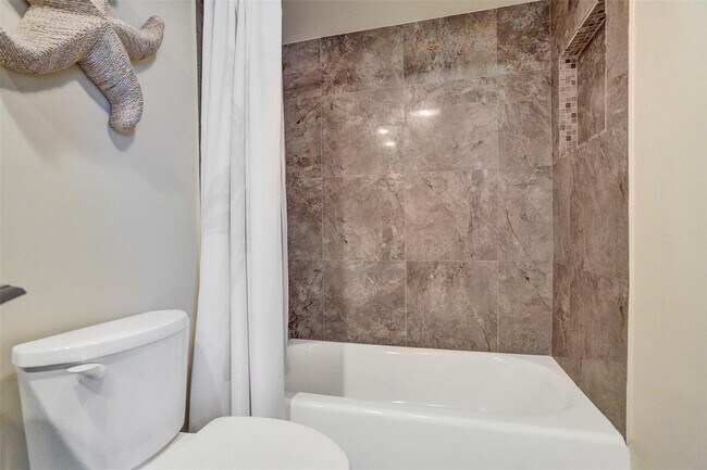 Building Photo - 3051 NE 48th St