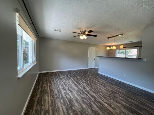 Building Photo - 2128 Virginia Dr