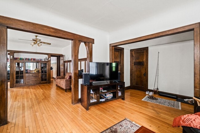 Building Photo - Murray Lower Flat