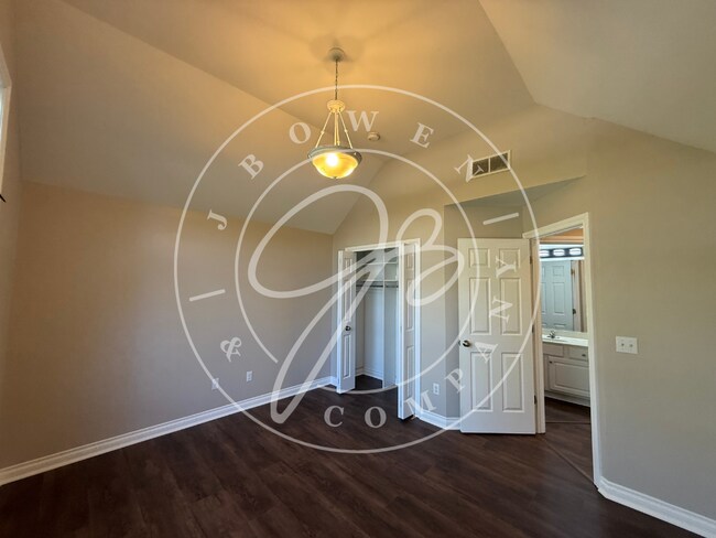 Building Photo - Beautiful  3-4 bedroom Sylvania Villa with...