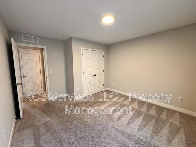 Building Photo - 3716 SW Maryville Pl