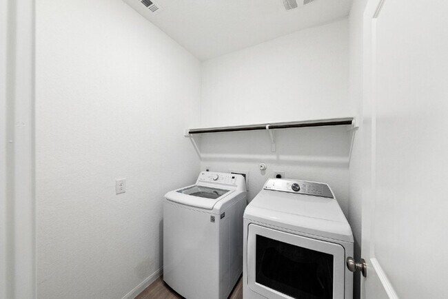 Building Photo - Primary Closet Made for Kings & Queens - UP TO 1 MONTH FREE RENT AVAILABLE!