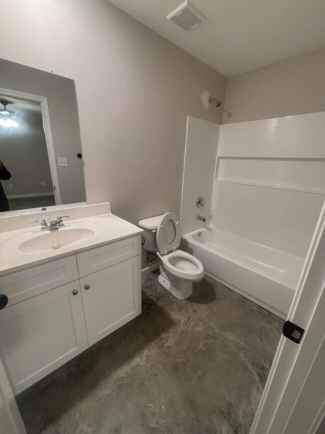 Building Photo - "Charming 4-Bedroom Retreat with 2 Full Baths on Sunny View Drive!"