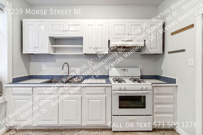 Building Photo - Charming 2-level 3Bd/1.5Bth TH W/Parking! ...