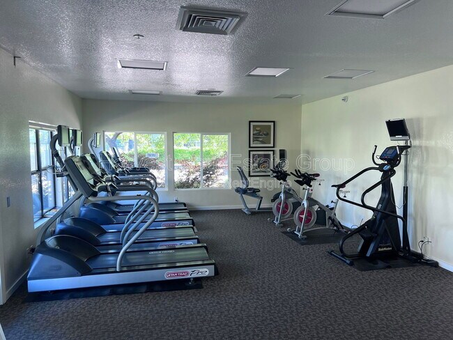 Building Photo - 198 Lakeshore Ct