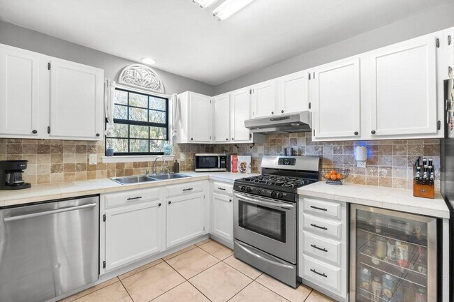 Building Photo - 1174 Bay Ct