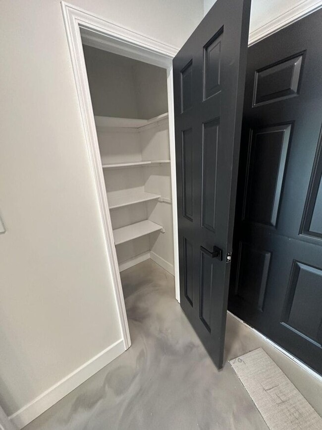 Building Photo - 5 Bed 4 Bath Home fenced yard