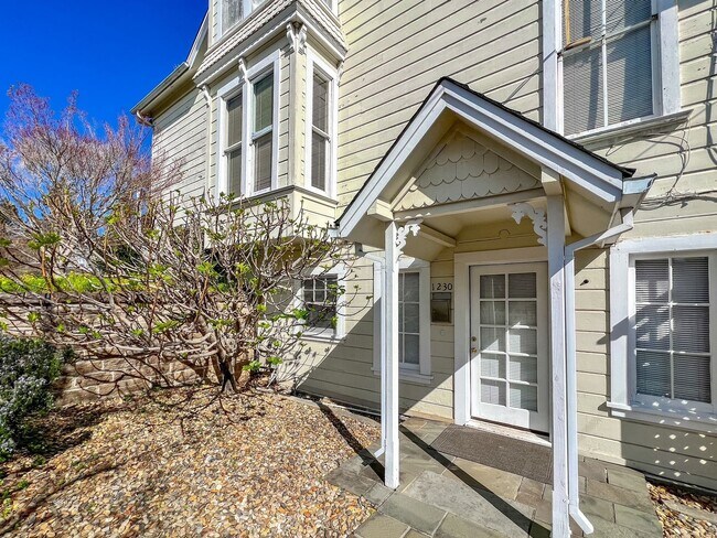Building Photo - Charming One Bedroom Apartment