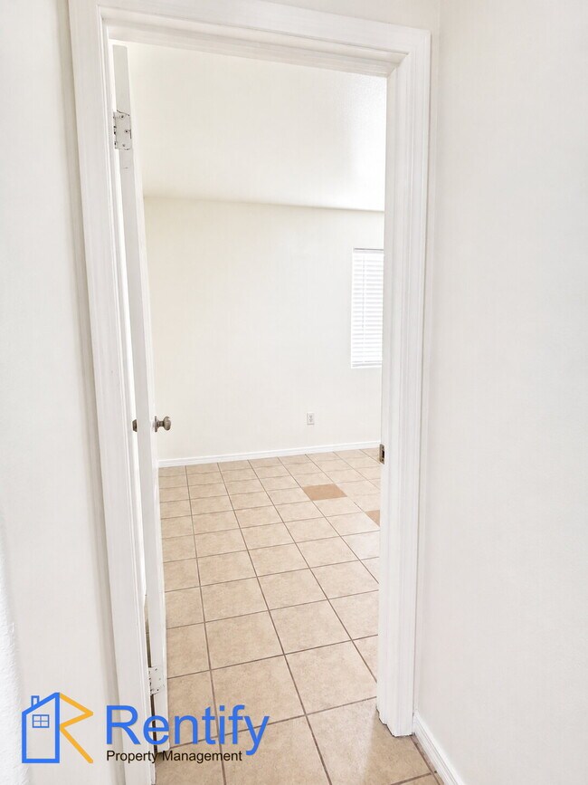 Building Photo - 3-Bed, 2-Bath in North Bakersfield – Only for $1,495
