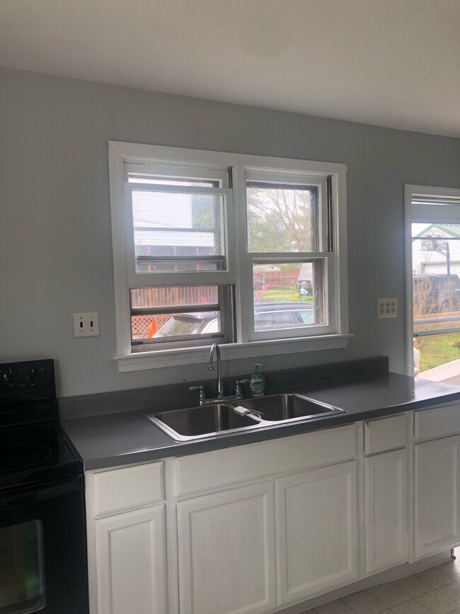 kitchen - 933 Biddle St