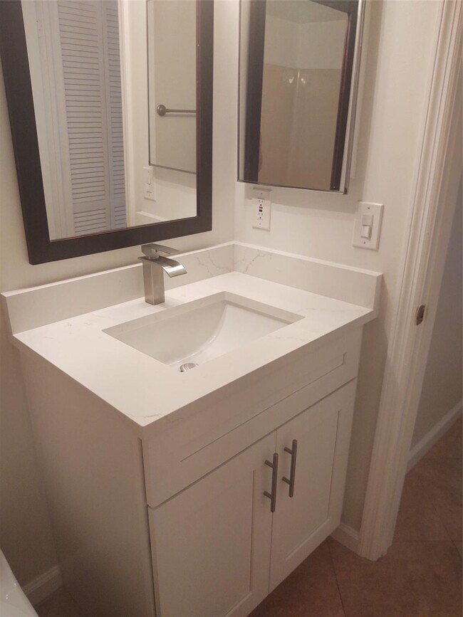 Building Photo - 301 Club Cir