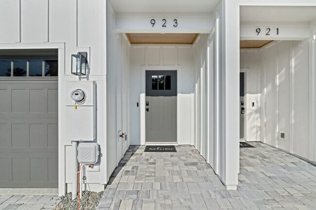 Building Photo - 923 2nd Ave S