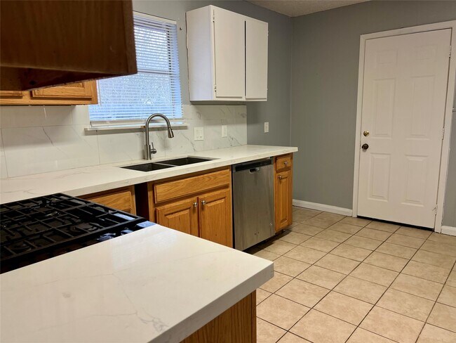 Building Photo - 10610 Sandy River Dr