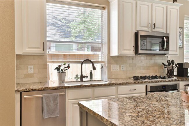 Building Photo - 8414 Green Valley Dr