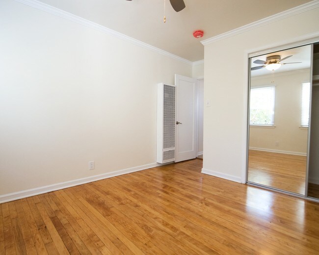 Building Photo - 2127 Oak St