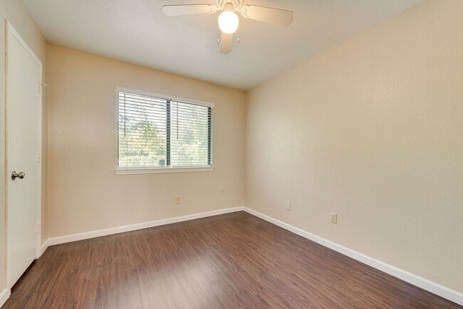 Building Photo - 208 E Denton Dr