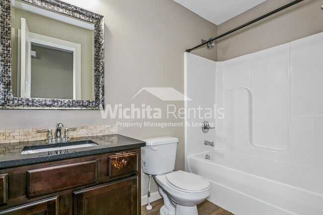 Building Photo - Large 4 bedroom 3 bathroom duplex