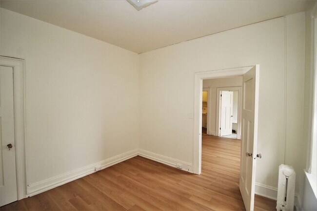 Building Photo - 6 E Read St