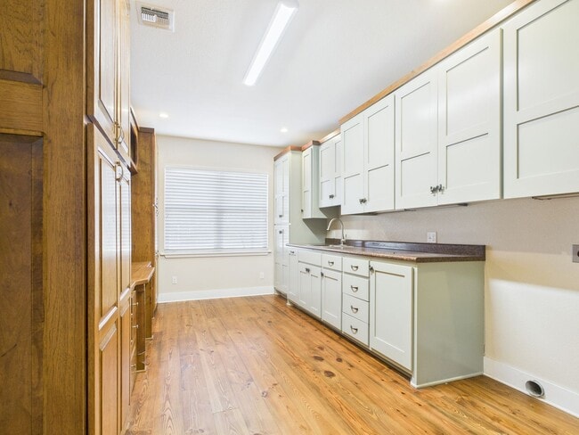 Building Photo - Adorable Bunglow